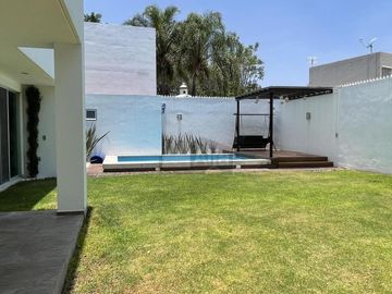 Casa con Alberca, 4 recámaras, bar, estacionamiento 6 autos, está increíble