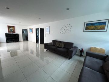 Casa con Alberca, 4 recámaras, bar, estacionamiento 6 autos, está increíble