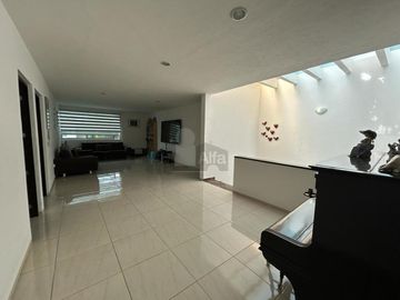 Casa con Alberca, 4 recámaras, bar, estacionamiento 6 autos, está increíble