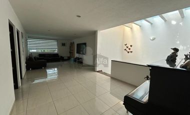 Casa con Alberca, 4 recámaras, bar, estacionamiento 6 autos, está increíble