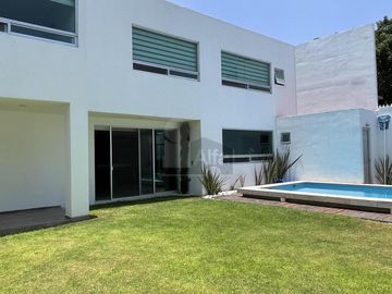 Casa con Alberca, 4 recámaras, bar, estacionamiento 6 autos, está increíble