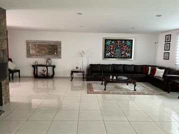 Casa con Alberca, 4 recámaras, bar, estacionamiento 6 autos, está increíble