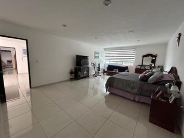 Casa con Alberca, 4 recámaras, bar, estacionamiento 6 autos, está increíble