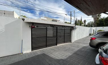 Casa con Alberca, 4 recámaras, bar, estacionamiento 6 autos, está increíble