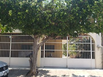 BONITA CASA EN VENTA O EN RENTA PARA OFICINA. REDUCCION DE PRECIO