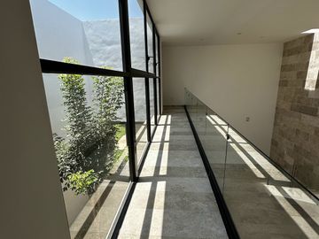 Vive dentro de privada en casa Smart. | Cuenta con estudio