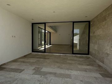 Vive dentro de privada en casa Smart. | Cuenta con estudio