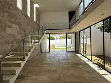 Vive dentro de privada en casa Smart. | Cuenta con estudio