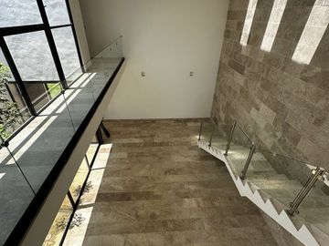 Vive dentro de privada en casa Smart. | Cuenta con estudio