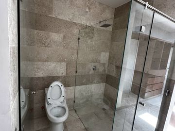 Vive dentro de privada en casa Smart. | Cuenta con estudio