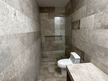 Vive dentro de privada en casa Smart. | Cuenta con estudio