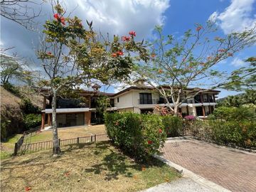 Venta de apartamento en Clayton PB con jardín en ph embassy Club