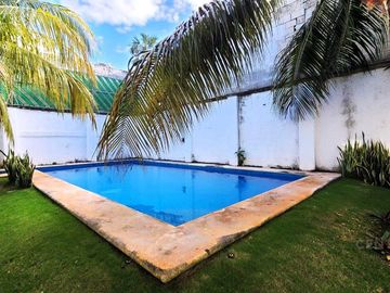 Villa de 5 rec en  venta en Rsidencial Campestre en Playa del Carmen P4184