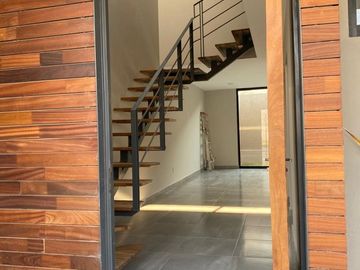 Casa en Venta en Valle de Juriquilla, Estudio o 4ta Recamara en PB, 4 Baños