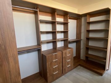 Casa en Venta en Valle de Juriquilla, Estudio o 4ta Recamara en PB, 4 Baños