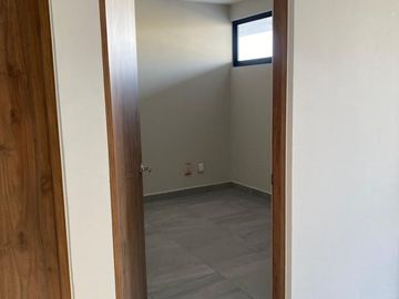 Casa en Venta en Valle de Juriquilla, Estudio o 4ta Recamara en PB, 4 Baños