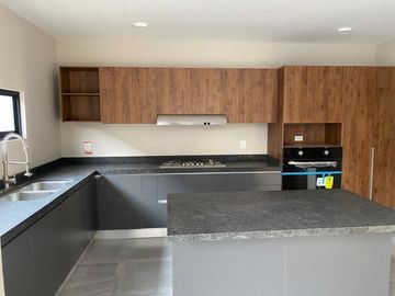 Casa en Venta en Valle de Juriquilla, Estudio o 4ta Recamara en PB, 4 Baños