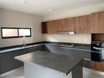 Casa en Venta en Valle de Juriquilla, Estudio o 4ta Recamara en PB, 4 Baños