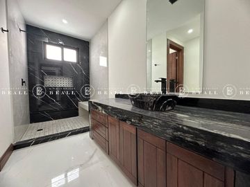 CASA EN VENTA EN LOMAS DE SAN CHARBEL