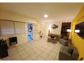 Departamento 3 ambientes con dependencia. U$S 85.000.-
