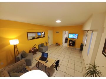 Departamento 3 ambientes con dependencia. U$S 85.000.-