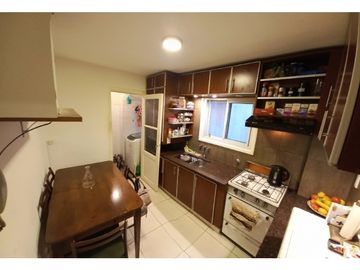 Departamento 3 ambientes con dependencia. U$S 85.000.-