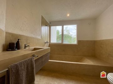 Casa en venta de 2 dormitorios y escritorio c/ cochera en Mendiolaza