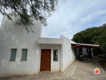Casa en venta de 2 dormitorios y escritorio c/ cochera en Mendiolaza
