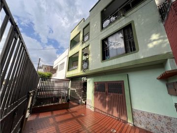 Venta de Edificio de Tres Pisos con Tres Apartamentos . B/ Belisario C