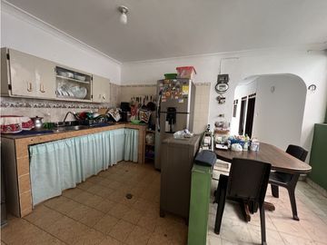 Venta de Edificio de Tres Pisos con Tres Apartamentos . B/ Belisario C