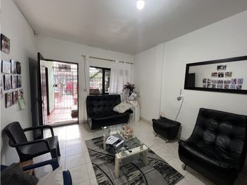 Venta de Edificio de Tres Pisos con Tres Apartamentos . B/ Belisario C