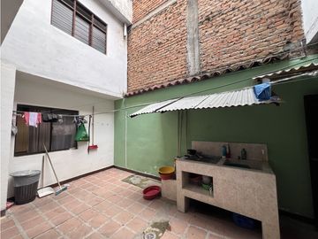 Venta de Edificio de Tres Pisos con Tres Apartamentos . B/ Belisario C