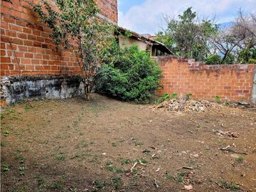 CASA  EN GIRARDOTA DE GRAN TAMAÑO Y POTENCIAL