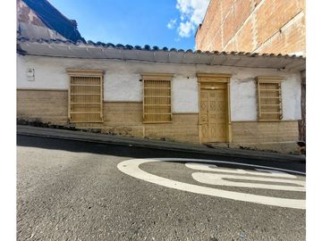 CASA  EN GIRARDOTA DE GRAN TAMAÑO Y POTENCIAL