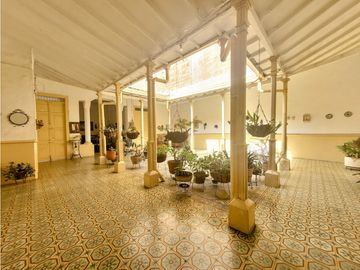 CASA  EN GIRARDOTA DE GRAN TAMAÑO Y POTENCIAL