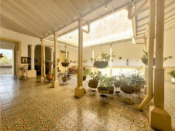 CASA  EN GIRARDOTA DE GRAN TAMAÑO Y POTENCIAL