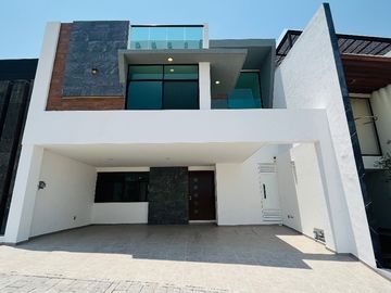 ELEGANTE CASA EN VENTA CON ACABADOS DE LUJO PARQUE NAYARIT