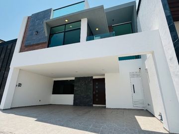 ELEGANTE CASA EN VENTA CON ACABADOS DE LUJO PARQUE NAYARIT