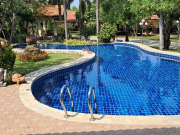 9 Bedroom Villa for sale in Nong Ngu Lueam, Nakhon Pathom
