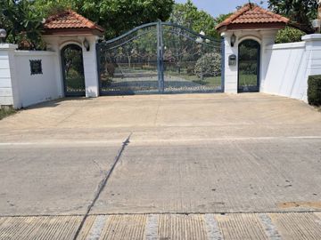 9 Bedroom Villa for sale in Nong Ngu Lueam, Nakhon Pathom