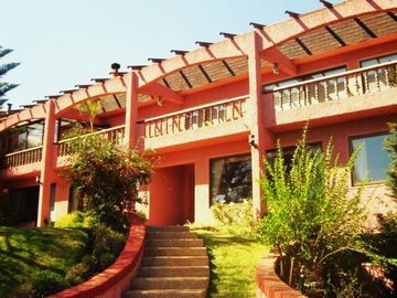 Amplia Casa Emplazada Sector Residencial, Miraflores Bajo