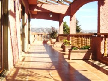 Amplia Casa Emplazada Sector Residencial, Miraflores Bajo