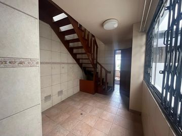 VENTA DE HERMOSO DUPLEX CON 2 COCHERAS EN URB. TAMBO DE MONTERRICO