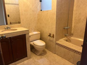 VENTA DE HERMOSO DUPLEX CON 2 COCHERAS EN URB. TAMBO DE MONTERRICO