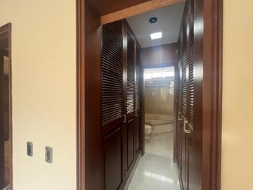 VENTA DE HERMOSO DUPLEX CON 2 COCHERAS EN URB. TAMBO DE MONTERRICO