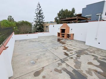 VENTA DE HERMOSO DUPLEX CON 2 COCHERAS EN URB. TAMBO DE MONTERRICO