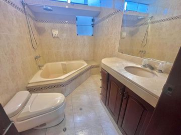 VENTA DE HERMOSO DUPLEX CON 2 COCHERAS EN URB. TAMBO DE MONTERRICO