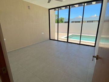 Rocío: Casa de Lujo en Country, una planta, alberca, seguridad 24/7.