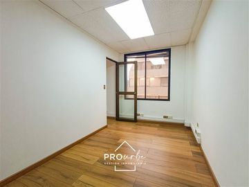 Oficina en Venta en Metro Pedro de Valdivia / Alfredo Barros Errázuruz