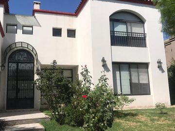 Excelente Casa en COMPLEJO VILLA NUEVA - Santa Clara
